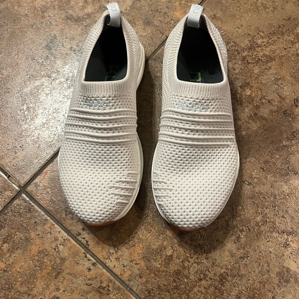 KURU Stride Wide Slip on Sneaker in Off-White Size‎ 5.5